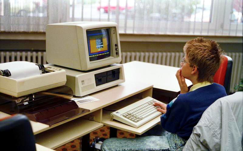 Imagen de computador IBM año 1988